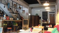 Canteen berlokasi di Sektor 7, Bintaro. Interiornya bergaya industrial dengan sentuhan unfinished. Untuk makanannya, ada pilihan tradisional hingga Barat. 