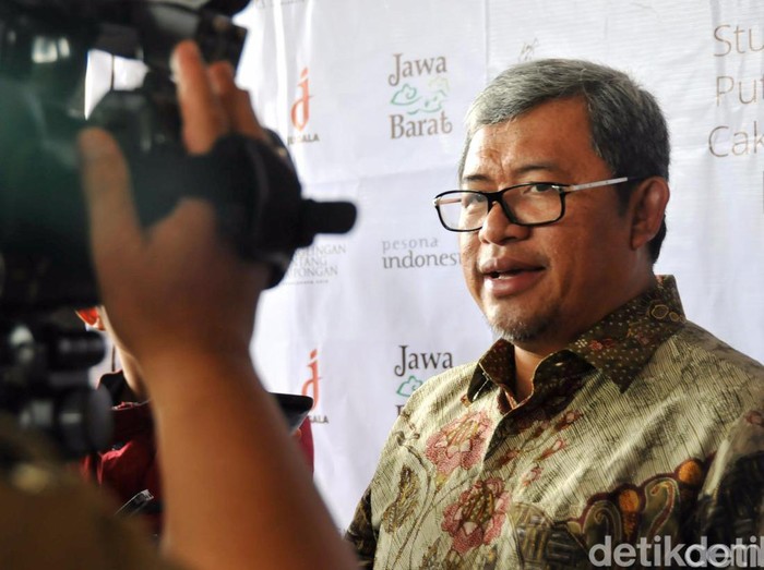 Gubernur Aher Sampaikan Belasungkawa atas Wafatnya KH Hasyim Muzadi