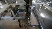 Sisa-sisa bangunan tersebut disusun kembali lapis demi lapis, dan menjadi semacam bentuk arsitektur yang indah. REUTERS/Ibraheem Abu Mustafa.