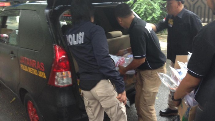 Polisi Bawa Dokumen dan Spanduk dari Markas Komunitas Guntur 49