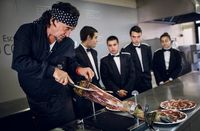Pria Ini Dibayar Rp.53 Juta untuk Mengiris Jamon Iberico