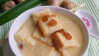 Ini wedang hangat asli Solo. Isiannya berupa agar-agar, irisan roti tawar dan sedikit gula pasir. Cocok untuk penghangat tubuh. Foto: detikFood