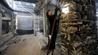 Terlihat sebuah tiang berdiri kokoh dari sisa-sisa reruntuhan bangunan dengan teknik montase disusun dengan tangan kreatif oleh Marjan Teeuwen. REUTERS/Ibraheem Abu Mustafa.