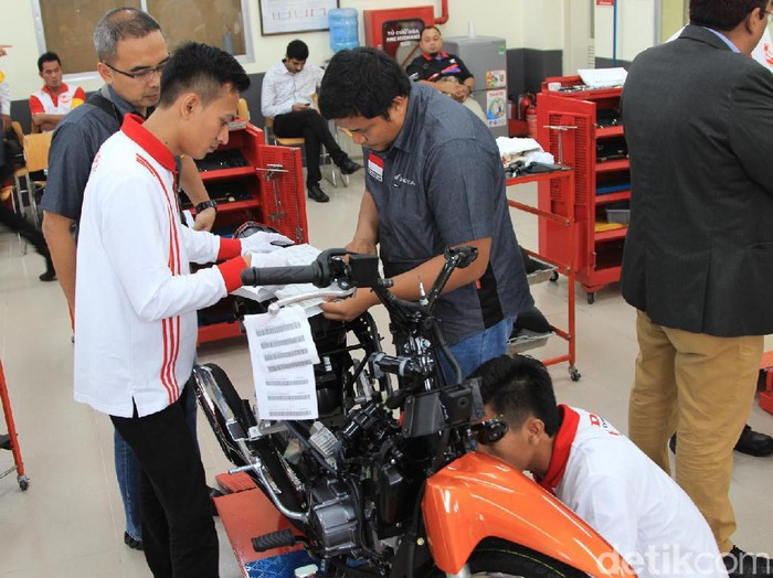Mekanik AHM Berkenalan dengan Honda Wave RSX 110 Fi