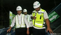 Menteri Perhubungan Budi Karya Sumadi saat meninjau proyek pembangunan Mass Rapid Transit (MRT) di kawasan Bundaran HI, Jakarta, Rabu (14/12/2016).