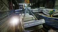Pusat komersial juga akan dibangun di stasiun MRT Jakarta, seperti tempat makan, toko, loket pembelian tiket dan pusat perbelanjaan.