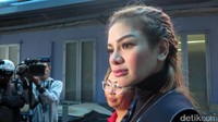 Nikita bahkan mengatakan bahwa tunggu dan lihat saja siapa yang nantinya akan masuk (penjara). Veynindia Eseloni Pardede/detikHOT