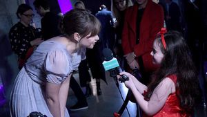 Gemes! Felicity Jones Diwawancarai Gadis Cilik