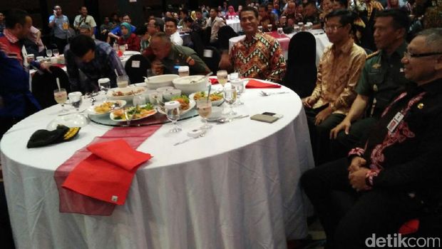 Mentan Amran Sulaiman nonton Final Piala AFF 2016