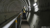 Pekerja melakukan proses pembangunan MRT di Stasiun Bundaran HI, Jakarta, Rabu (14/12/2016).