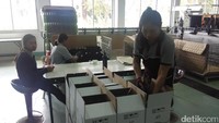 Salah satu karyawan sedang melakukan pengepakan botol-botol anggur. Harus hati-hati sehingga botol tidak pecah (Pasti/detikTravel)
