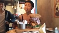 Wouw, Pramugari Ini Mampu Habiskan 8 Mangkuk Mie dalam Waktu 17 Menit!