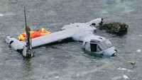 Ini kondisi bangkai pesawat MV-22 Osprey tiltrotor milik Amerika Serikat yang jatuh di perairan Okinawa, Jepang, pada Selasa (13/12/2016). REUTERS/Kyodo.