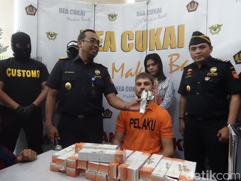  WN Rusia, Roman Kalashnikov (29) ditangkap petugas Bea dan Cukai Bandara Ngurah Rai, Bali karena membawa narkoba jenis hashish