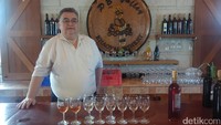 Ingin mencicipi rasa wine buatan PB Valley, ada tiga varian yang disediakan. PB Khao Yai Reserve Chenin Blanc, PB Khao Yai Rose, dan PB Khao Yai Reserve Shiraz. Bagaimana dengan anak-anak dan dewasa yang tidak minum alkohol? Tak perlu khawatir, PB Valley menyediakan jus anggur dari varietas Shiraz yang luar biasa segar (Pasti/detikTravel)