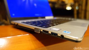 Meski dibuat tipis, Fujitsu masih menyertakan dvd drive. (Foto: detikINET/Adi Fida Rahman)