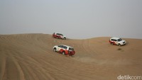 Foto: Salah satu operator tur di Dubai, Arabian Adventures menawarkan paket perjalanan menaklukan gurun pasir Dubai Desert Conservation Reserve. Kamu akan diajak bermanuver naik mobil Land Cruiser! (Afif/detikTravel)