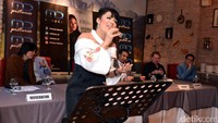 Ibu empat anak itu  juga menyanyikan sebuah lagu di acara tersebut. Pool/Noel/detikFoto.
