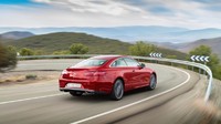 Pada bagian eksterior, model ini mempunyai lampu depan yang meruncing, grille besar dan air intake bentuk tulang seperti yang ada pada E-Class empat pintu. Model dua pintu ini juga dilengkapi powerdomes kembar di kap mesin.