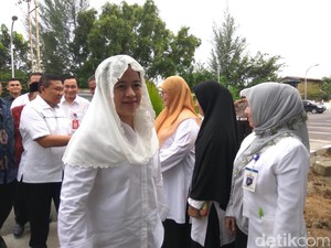 Jenguk Korban Gempa di Rumah Sakit, Menko Puan Minta Pasien Bersabar