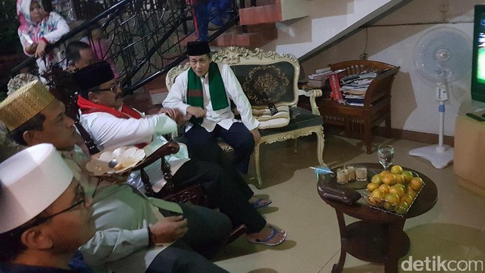 Gaya Akrab Rano-Embay Nonton Final Timnas Indonesia