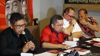 Sekjen PDIP Hasto Kristiyanto (kiri) memberi keterangan terkait buku  2 Tahun Jokowi-JK: Menegakkan Keadilan dan Kebhinekaan.