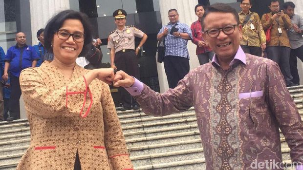 Salam Tinju Sri Mulyani dan Dirjen Pajak Usai Gugatan <i>Tax Amnesty</i> Ditolak MK