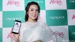 Gaya Raisa dengan Ponsel Berukir Namanya