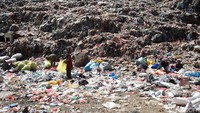 Akibatnya gunungan sampah terus menumpuk ditambah dengan limbah yang mengancam mencemari pasokan air.