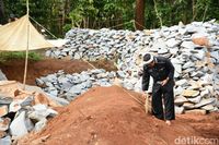 Tinjau Wisata Gunung Parang, Bupati Dedi 'Semprot' 2 Kepala Desa
