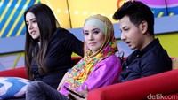 Elma bersama Fairuz A Rafiq dan Sonny Septian saat tampil di acara Rumpi : No Secret di Kapten Tendean, Jakarta Selatan pada Selasa (13/12/2016). Pool/Ismail/detikFoto.