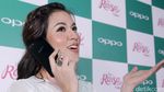 Gaya Raisa dengan Ponsel Berukir Namanya