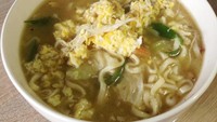 Mie Godok Jawa diberi telur orak-arik, kol, daun bawang, tomat dan suwiran ayam. Kuah kaldu yang berwarna putih agak keruh terasa begitu gurih. Cecapan rasa kemiri cukup kuat pada sajian ini.