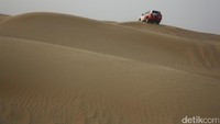 Foto: Foto ketika salah satu mobil Arabian Adventures mendaki bukit pasir. Setelah itu siap-siap turun dengan kencang! (Afif/detikTravel)