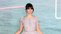 Aktris berusia 33 tahun itu tampak memesona dengan gaun berwarna abu-abu dari  Guamnattista Valli Couture. Tim P. Whitby/Getty Images/detikFoto.