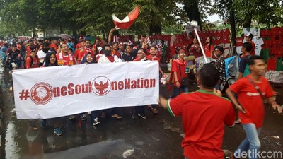 Suporter Timnas Indonesia Mulai Padati Stadion Pakansari