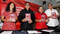 (Ki-ka) Penulis buku IG Agung Putri Astrid, Sekjen PDIP Hasto Kristiyanto, anggota DPR Trimedya Panjaitan, dan Junimart Girsang meluncurkan buku 2 Tahun Jokowi-JK: Menegakkan Keadilan dan Kebhinekaan.