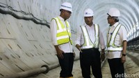 Menhub Budi Karya Sumadi saat berbincang dengan Direktur Utama MRT Jakarta William Sabandar.