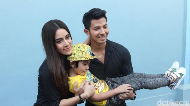 Ariel Tatum Dituding Operasi Plastik, Dewi Persik Ditembak Cowok