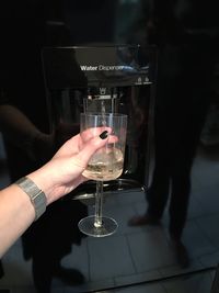 Wanita Ini Ubah Lemari Es Jadi Dispenser untuk Wine