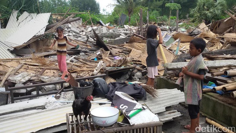 Kawasan Gumuk Pasir Bantul Ditertibkan, Warga Protes dan Berteriak Histeris Kawasan Gumuk Pasir Bantul Ditertibkan, Warga Protes dan Berteriak Histeris