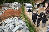 Tinjau Wisata Gunung Parang, Bupati Dedi 'Semprot' 2 Kepala Desa