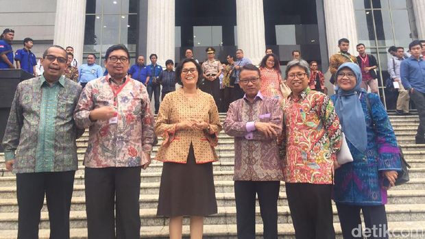 Salam Tinju Sri Mulyani dan Dirjen Pajak Usai Gugatan <i>Tax Amnesty</i> Ditolak MK