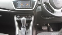 Masuk kebagian dalam, kesan pertama yang terbersit adalah lega dengan jok kursi yang cukup nyaman. Di bagian depan terdapat armrest yang juga bisa berfungsi untuk menyimpan barang di bagian dalamnya saat dibuka. Kursi di bagian belakang pun bisa disesuaikan. Namun rem tangan di depan cukup berat saat ditarik. Foto: Dina Rayanti