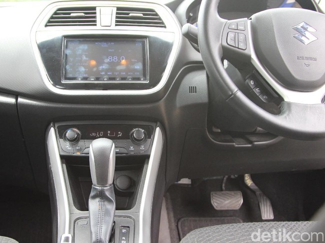 Menguji Suzuki SX4 S-Cross di Jalanan Ibu Kota