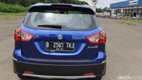 Untuk keamanannya, Suzuki mengusung anti-lock brake system (ABS dan EBD), Dual SRS Airbag, Tect body (frame terbaik), side impact beam (sisi pintu yang aman saat terjadi kecelakaan), dan immobilizer. Suzuki mengklaim sistem suspensinya juga diubah untuk menambah kenyamanan berkendara serta terdapat NVH (Noise Vibration dan Harshness) yang lebih baik, aerodinamic body, monocoque body dan sistem penggerak roda depan.Foto: Dina Rayanti