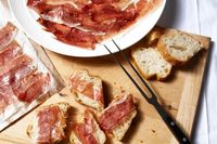 Pria Ini Dibayar Rp.53 Juta untuk Mengiris Jamon Iberico