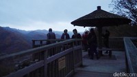 Foto: Kalau mau menikmati panorama sekitar yang lebih luas juga telah tersedia view point, yang menghadap ke perbukitan dan sungai (Kurnia/detikTravel)
