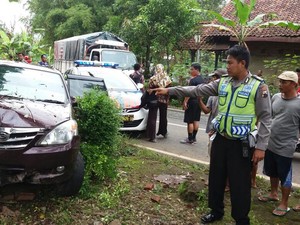 Aksi Polisi Mengejar Pencuri Mobil di Jalan Hingga Tabrak Pohon