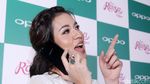 Gaya Raisa dengan Ponsel Berukir Namanya